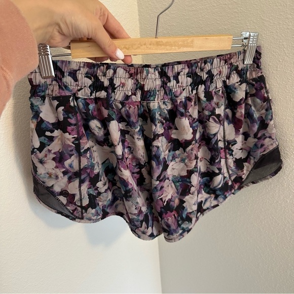 Lululemon Hotty Hot Shorts 2.5" Inseam Utopia Multi Color Lined Size 10 Women’s - Picture 8 of 10
